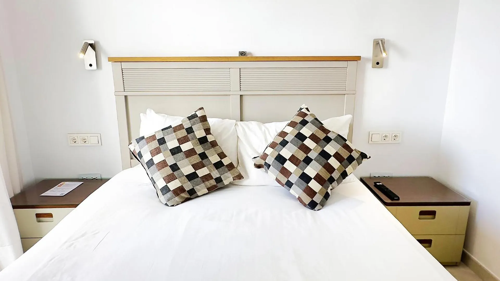 Skol 322 - Completely Renovated Beach Front Apartment Marbella