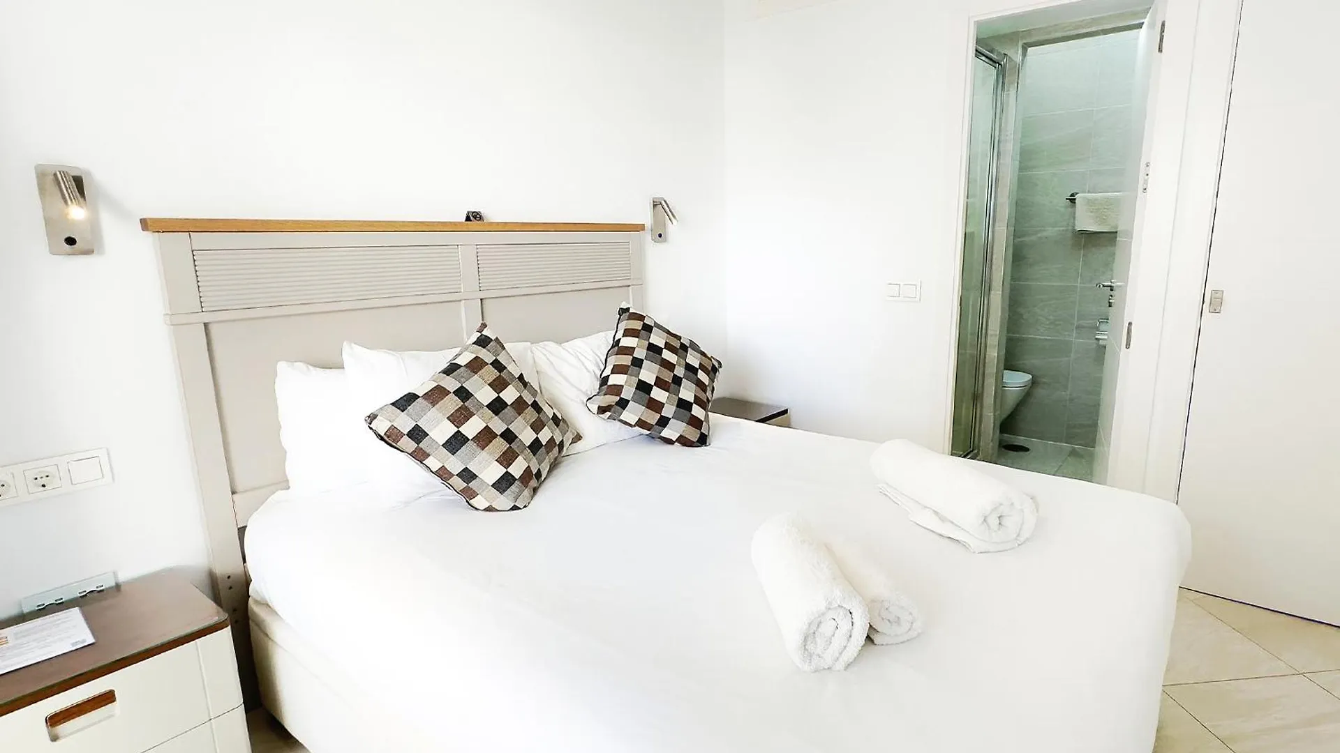 Skol 322 - Completely Renovated Beach Front Apartment Marbella