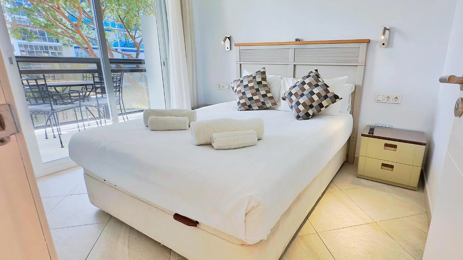 Skol 322 - Completely Renovated Beach Front Apartment Marbella