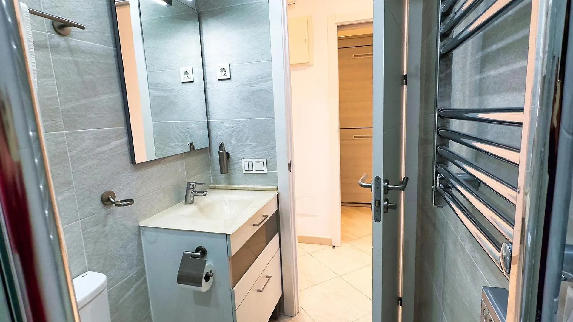 Skol 322 - Completely Renovated Beach Front Apartment Marbella
