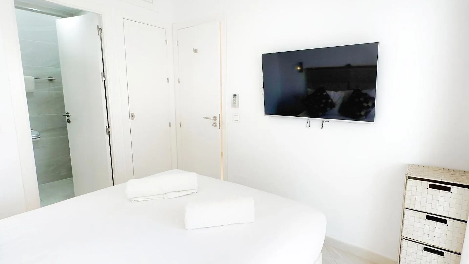 Skol 322 - Completely Renovated Beach Front Apartment Μαρμπέλλα 0*,